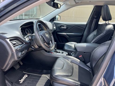 Used 2020 Jeep Cherokee Latitude Plus w/ Comfort/Convenience Group FWD image 12