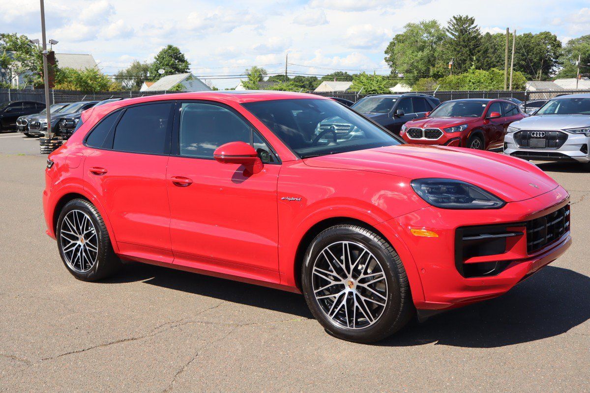 Used 2025 Porsche Cayenne E-Hybrid AWD/4WD image 4