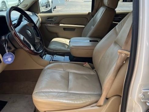 Used 2010 Cadillac Escalade Premium AWD/4WD image 4