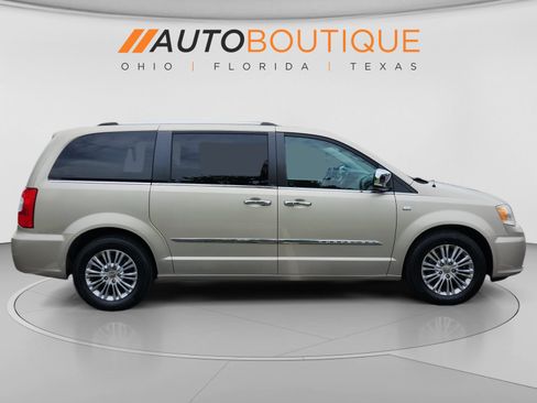 Used 2014 Chrysler Town & Country Touring-L FWD image 6