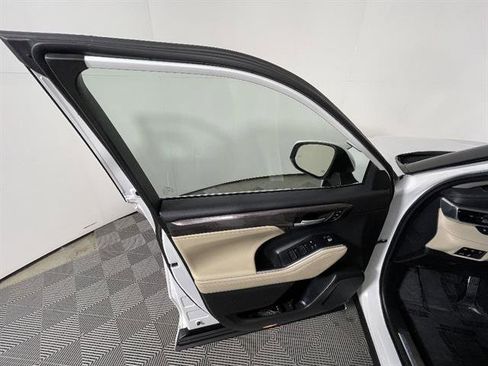 Used 2023 Toyota Highlander Platinum AWD/4WD image 18
