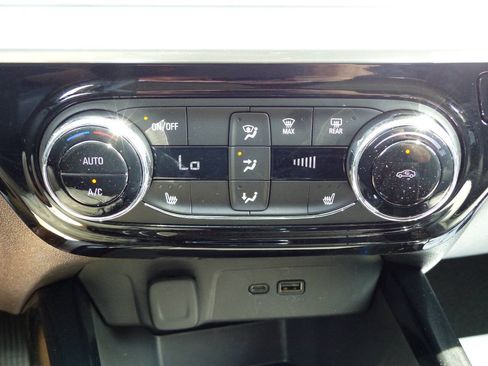 Used 2025 Chevrolet Trax LT w/ LT Convenience Package FWD image 46