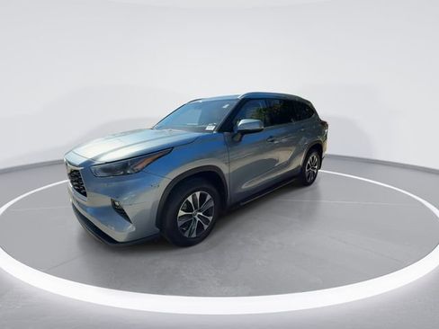 Used 2022 Toyota Highlander XLE image 4