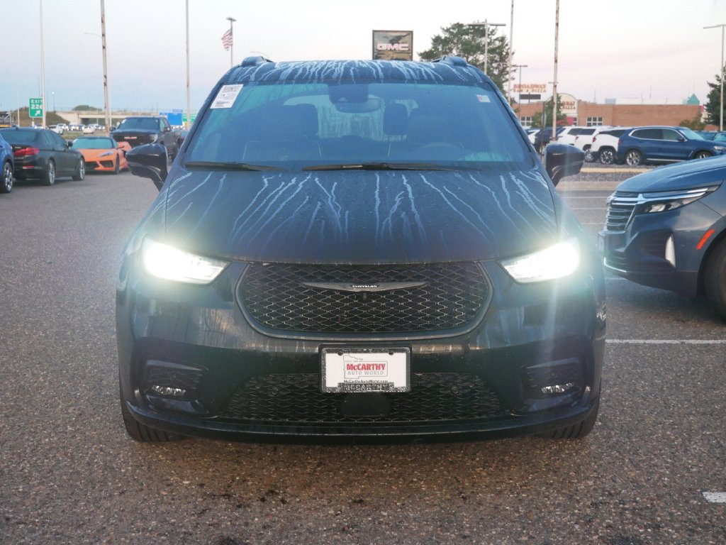 Used 2025 Chrysler Pacifica Limited AWD/4WD image 4