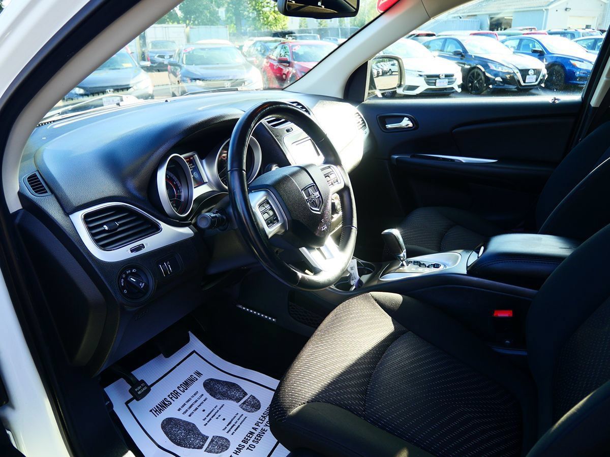 Used 2019 Dodge Journey SE w/ Connectivity Group FWD image 9