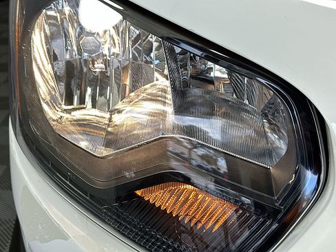 Used 2023 Ford E-Transit Medium Roof image 9