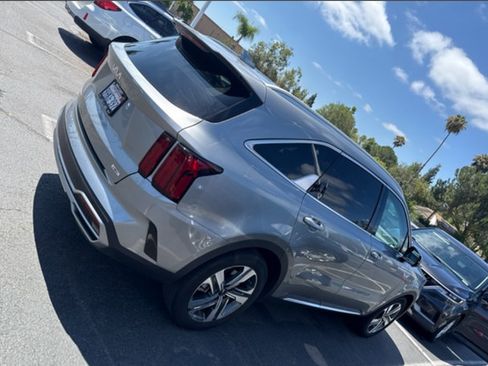 Certified 2023 Kia Sorento SX Prestige w/ Panoramic Sunroof Package AWD/4WD image 5