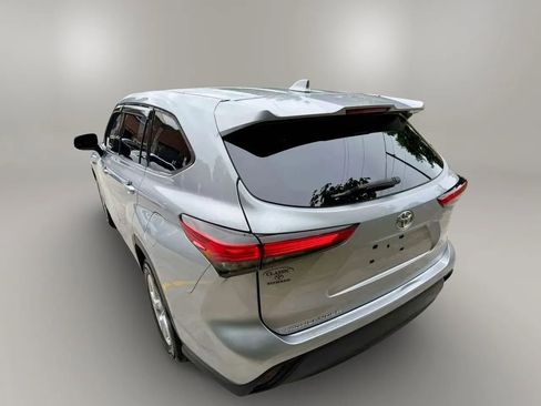 Used 2021 Toyota Highlander L FWD image 4