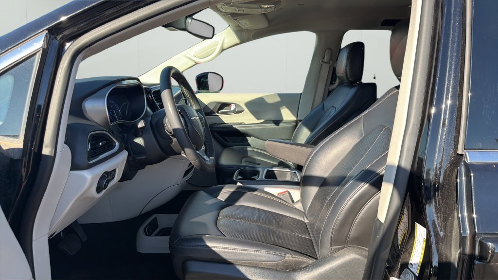 Used 2024 Chrysler Pacifica Touring-L FWD image 9