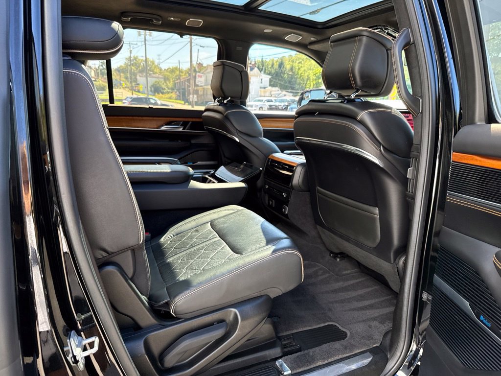 Used 2022 Jeep Grand Wagoneer Series III AWD/4WD image 29