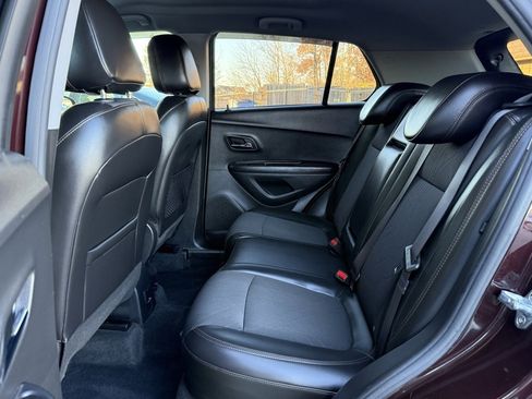 Used 2021 Chevrolet Trax LT w/ LT Convenience Package image 12