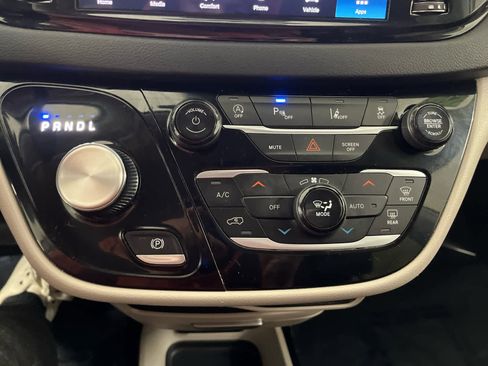 Used 2024 Chrysler Pacifica Touring-L FWD image 34