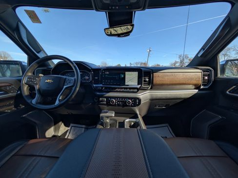 Used 2023 Chevrolet Silverado 1500 High Country w/ High Country Premium Package image 2