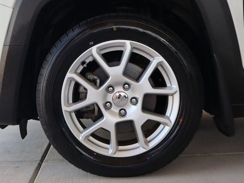 Used 2019 Jeep Renegade Latitude FWD image 5