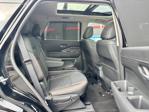 Used 2025 Nissan Pathfinder Platinum AWD/4WD image 26
