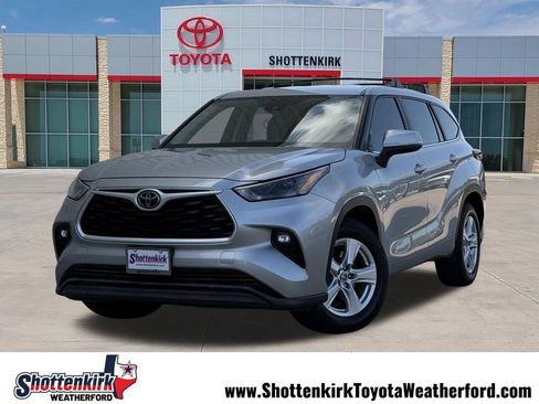 Used 2023 Toyota Highlander LE FWD image 1