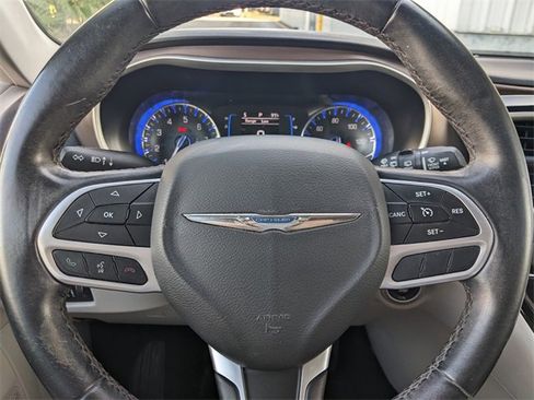 Used 2017 Chrysler Pacifica Touring-L image 18