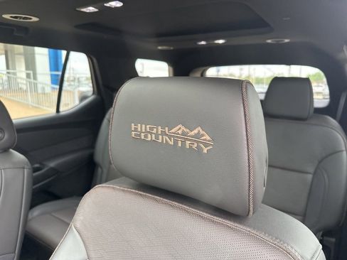 Used 2023 Chevrolet Traverse High Country AWD/4WD image 3