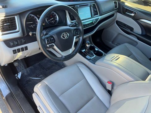 Certified 2019 Toyota Highlander FWD V6 image 19