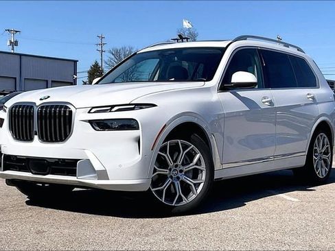 Used 2023 BMW X7 xDrive40i w/ Parking Assistance Package image 2