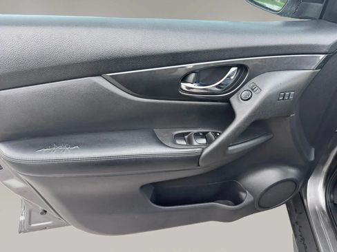 Used 2018 Nissan Rogue SV w/ Premium Package FWD image 18