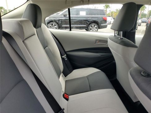 Used 2025 Toyota Corolla LE image 27