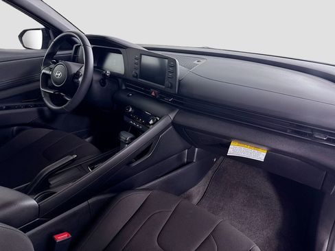 Certified 2025 Hyundai Elantra Sport image 29