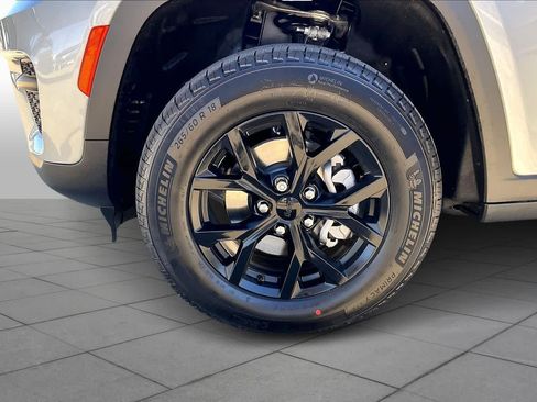 New 2025 Jeep Grand Cherokee Altitude AWD/4WD image 11