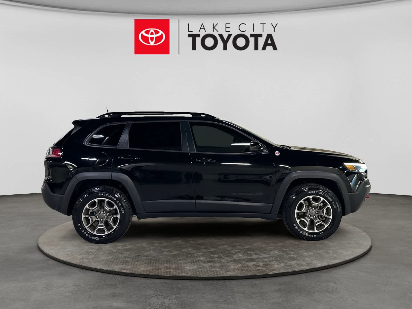 Used 2023 Jeep Cherokee Trailhawk AWD/4WD image 11