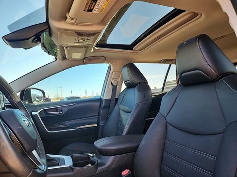 Used 2021 Toyota RAV4 XLE Premium image 7