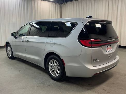 Used 2024 Chrysler Pacifica Touring-L FWD image 6