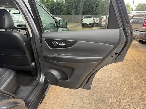 Used 2019 Nissan Rogue SL FWD image 16