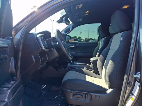 Used 2022 Toyota Tacoma TRD Off-Road AWD/4WD image 14
