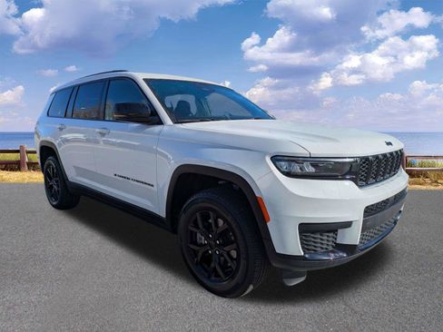 Certified 2025 Jeep Grand Cherokee L Altitude image 11