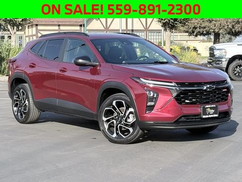 Used 2024 Chevrolet Trax RS FWD image 2