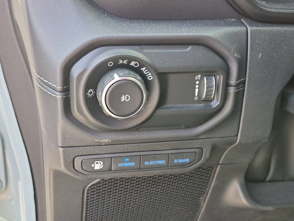 Used 2024 Jeep Wrangler Unlimited Sahara w/ Technology Group AWD/4WD image 14