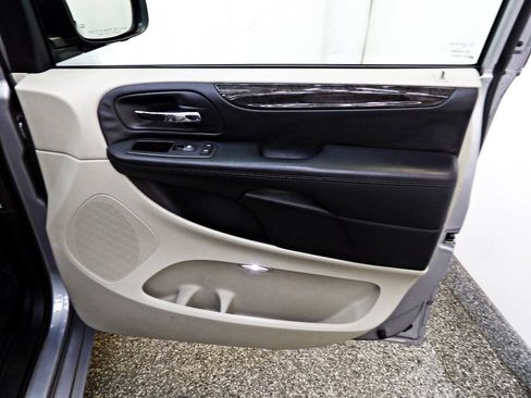 Used 2018 Dodge Grand Caravan SE w/ UConnect Hands-Free Group FWD image 11