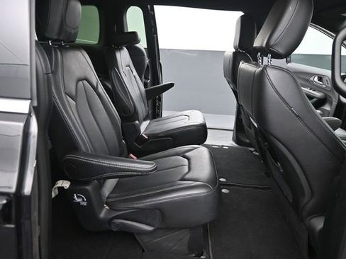 Used 2025 Chrysler Pacifica Select image 15