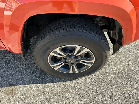 Used 2017 Toyota Tacoma TRD Sport image 12