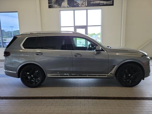 Used 2025 BMW X7 xDrive40i AWD/4WD image 4