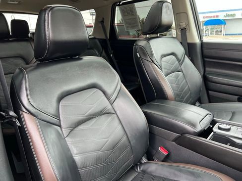 Used 2025 Nissan Pathfinder Platinum w/ Lighting Package (N92) image 13