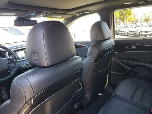 Used 2019 Kia Sorento SX image 12