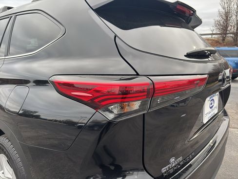 Used 2023 Toyota Highlander L image 11