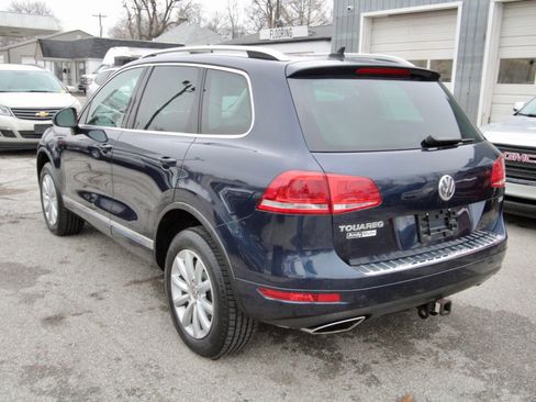 Used 2011 Volkswagen Touareg Sport image 4
