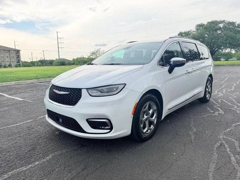 Used 2023 Chrysler Pacifica Limited FWD image 3