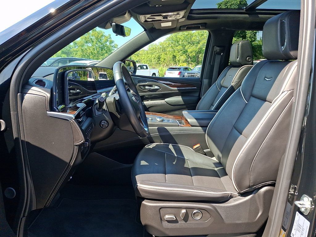 Used 2024 Cadillac Escalade Premium Luxury w/ Performance Package AWD/4WD image 13