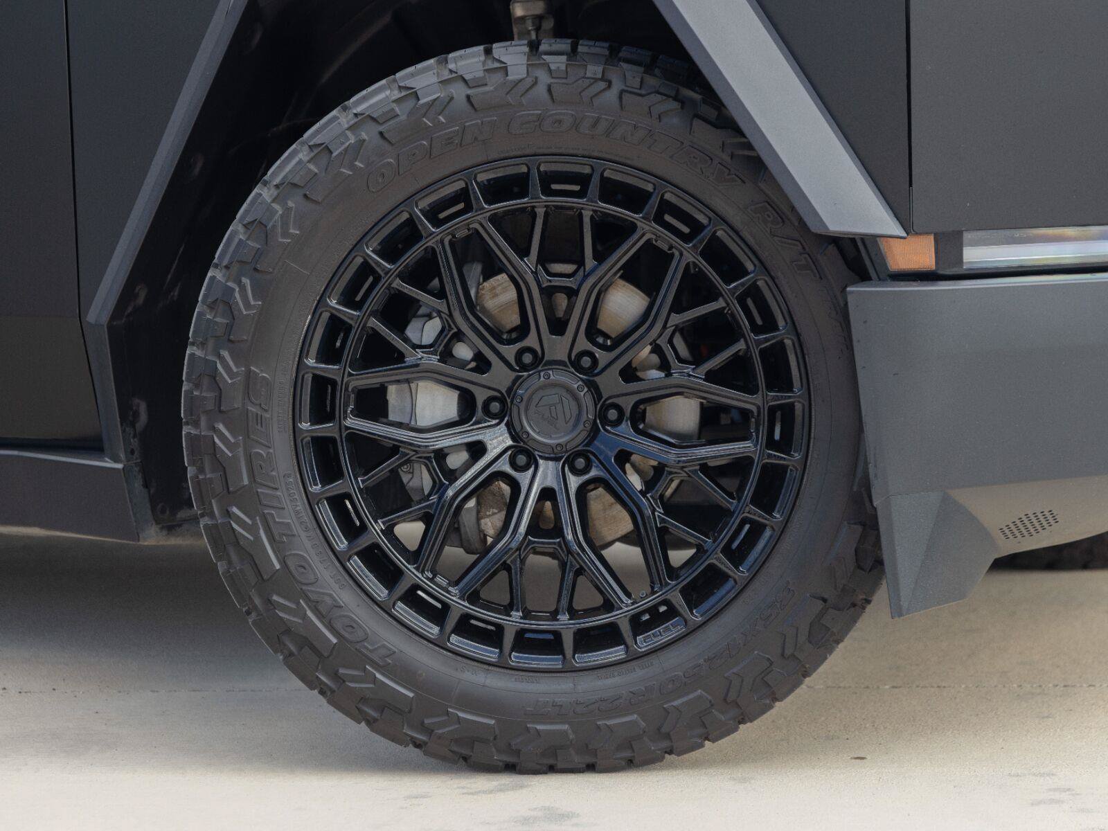 Used 2025 Tesla Cybertruck AWD Crew Cab image 7
