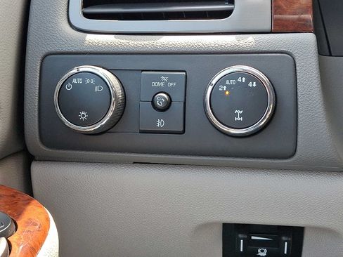 Used 2013 Chevrolet Avalanche LTZ AWD/4WD image 25