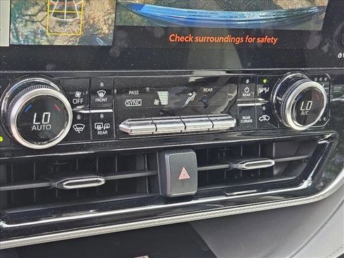 Used 2023 Toyota Highlander Platinum FWD image 13