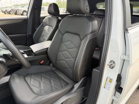 Used 2024 Volkswagen Atlas Cross Sport SE FWD image 16